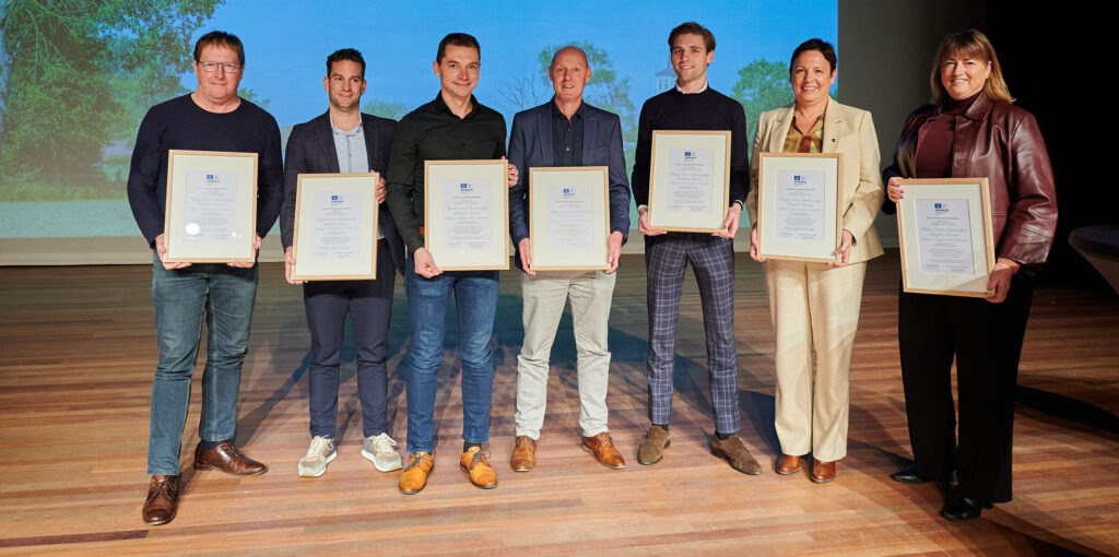 Burgemeesters, schepenen en wethouders met het certificaat van de erkenning als Unesco Mens & Biosfeergebied