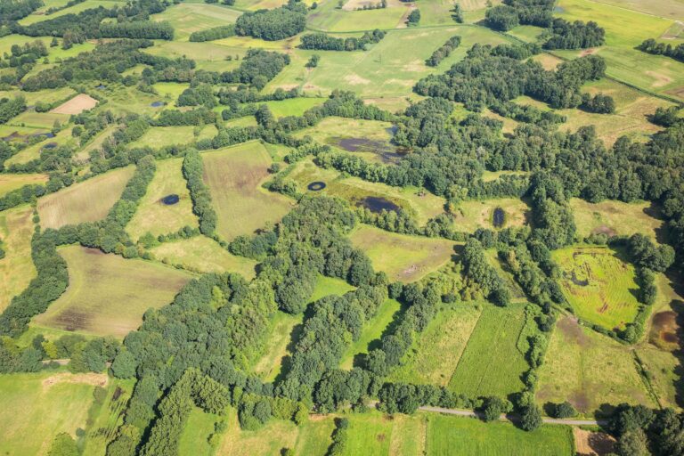 Luchtfoto met zicht op De Brand in de Itterbeekvallei.